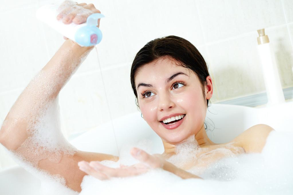 「小常识」洗澡用沐浴露好还是香皂好？